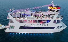 Luxury By The Sea, Mamaia